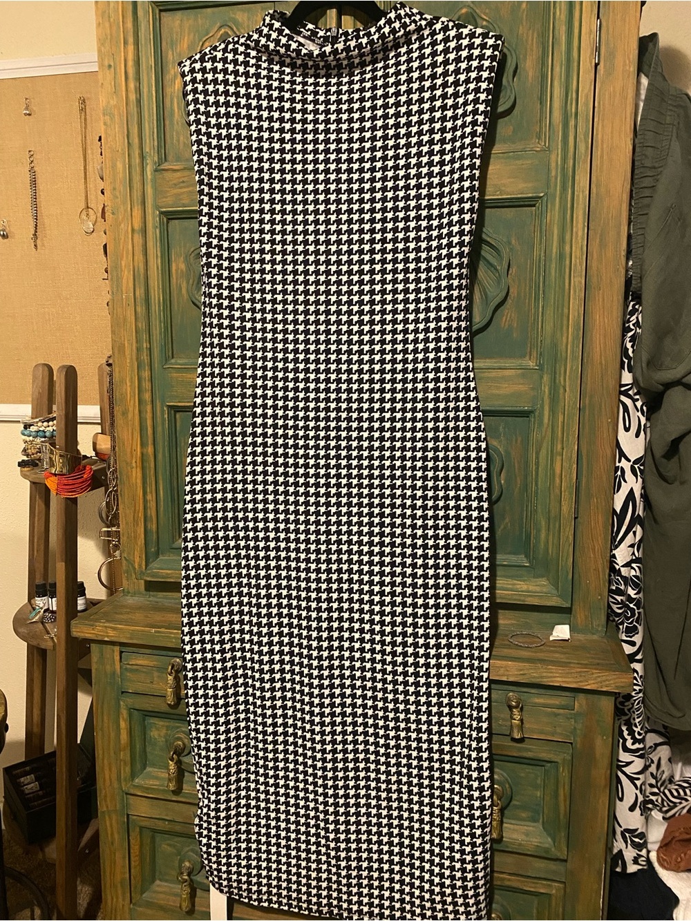 Sleeveless Houndstooth Midi Dress - Black & White
